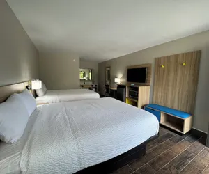 Photo 3 - Travelodge by Wyndham Gainesville