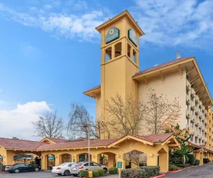 Photo 2 - La Quinta Inn & Suites by Wyndham Seattle Sea-Tac Airport