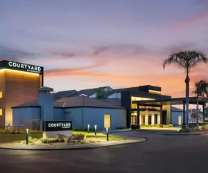 Photo 2 - Courtyard by Marriott Fresno