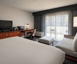 Photo 3 - Courtyard by Marriott Fresno
