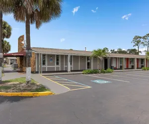 Photo 2 - Super 8 by Wyndham Kissimmee/Orlando