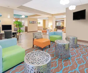 Photo 3 - La Quinta Inn & Suites by Wyndham Midwest City - Tinker AFB