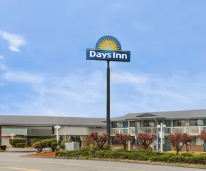 Photo 2 - Days Inn by Wyndham Auburn