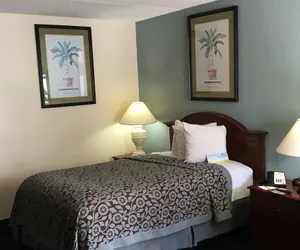 Photo 5 - Days Inn by Wyndham Orlando Airport Florida Mall