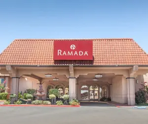 Photo 2 - Ramada by Wyndham Fresno North