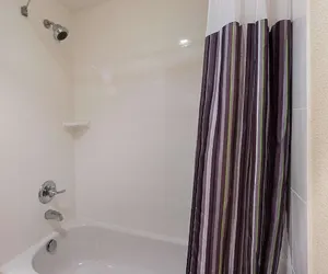 Photo 5 - La Quinta Inn & Suites by Wyndham DFW Airport South / Irving