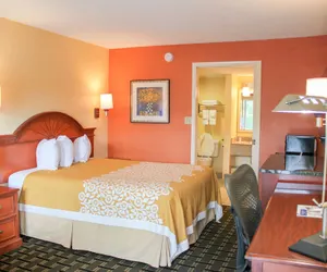 Photo 4 - Rose Garden Inn & Suites