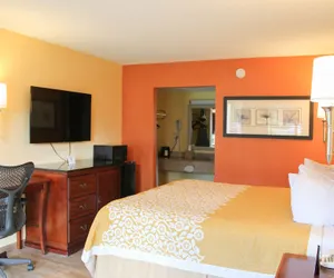 Photo 5 - Rose Garden Inn & Suites