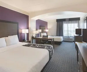 Photo 5 - La Quinta Inn & Suites by Wyndham Arlington North 6 Flags Dr