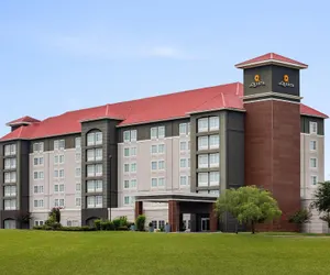 Photo 2 - La Quinta Inn & Suites by Wyndham Arlington North 6 Flags Dr