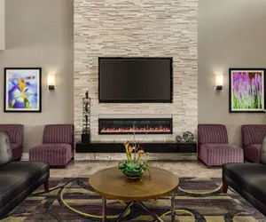 Photo 4 - La Quinta Inn & Suites by Wyndham Arlington North 6 Flags Dr