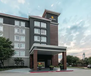 Photo 2 - La Quinta Inn & Suites by Wyndham Arlington North 6 Flags Dr