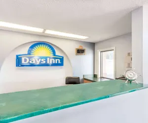 Photo 4 - Days Inn by Wyndham Clinton