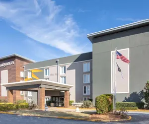 Photo 2 - La Quinta Inn & Suites by Wyndham Atlanta Airport South