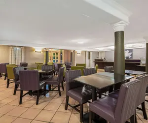 Photo 3 - La Quinta Inn by Wyndham San Antonio I-35 N at Toepperwein