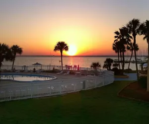 Photo 2 - Quality Inn & Suites on the Bay near Pensacola Beach