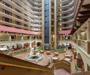 Photo 3 - Embassy Suites by Hilton Kansas City Plaza