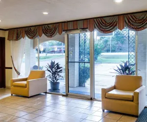 Photo 4 - Econo Lodge