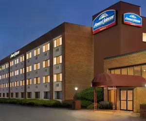 Photo 2 - Howard Johnson Hotel by Wyndham South Portland