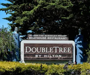 Photo 2 - DoubleTree by Hilton Hotel Berkeley Marina