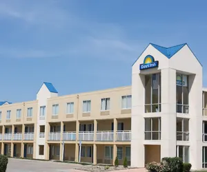 Photo 2 - Days Inn by Wyndham West Des Moines / Clive