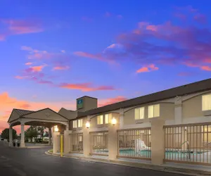 Photo 2 - SureStay Hotel by Best Western Alexandria