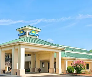 Photo 2 - Days Inn by Wyndham Covington