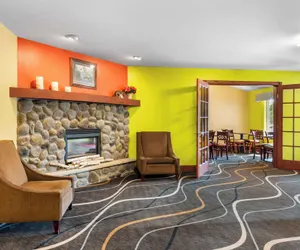 Photo 4 - Econo Lodge Inn & Suites