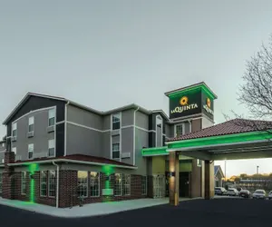 Photo 2 - La Quinta Inn & Suites by Wyndham Kansas City Airport