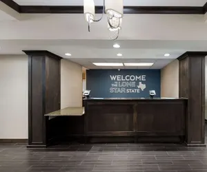 Photo 5 - Hampton Inn Marshall