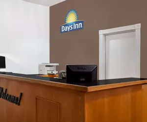 Photo 2 - Days Inn by Wyndham Burns