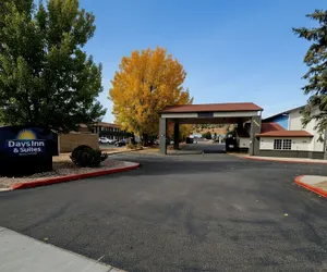 Photo 2 - Days Inn & Suites by Wyndham Flagstaff Near University