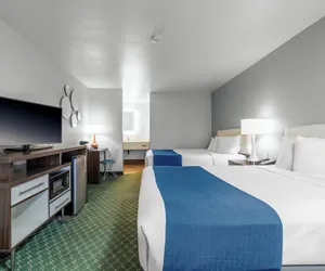 Photo 2 - Days Inn & Suites by Wyndham Flagstaff Near University