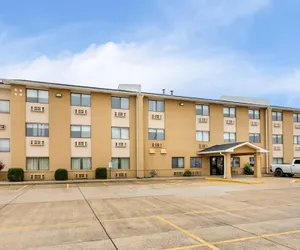 Photo 2 - Super 8 by Wyndham Evansville East