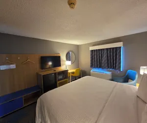 Photo 5 - Days Inn by Wyndham Waukegan