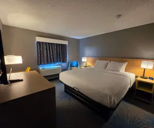 Photo 4 - Days Inn by Wyndham Waukegan