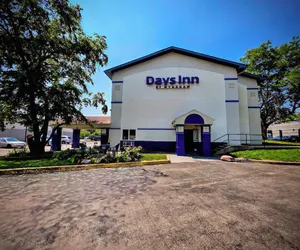 Photo 2 - Days Inn by Wyndham Waukegan