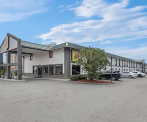 Photo 2 - Super 8 by Wyndham Valdosta GA I-75