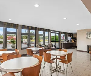 Photo 3 - Super 8 by Wyndham Valdosta GA I-75