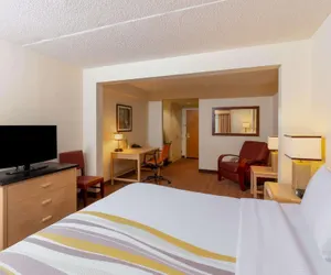 Photo 5 - La Quinta Inn & Suites by Wyndham Garden City