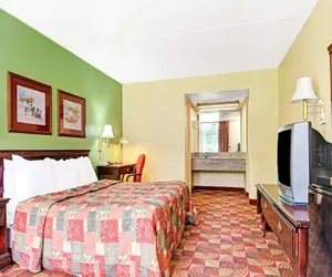 Photo 3 - Super 8 by Wyndham Nashville Near Downtown / I-40