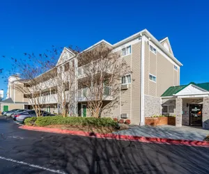 Photo 2 - HomeTowne Studios by Red Roof Atlanta - Chamblee