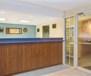 Photo 2 - Travelodge Suites by Wyndham MacClenny/I-10
