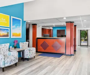 Photo 3 - Days Inn by Wyndham Brunswick Bath Area