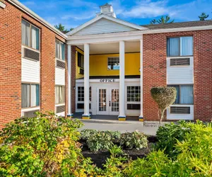 Photo 2 - Days Inn by Wyndham Brunswick Bath Area