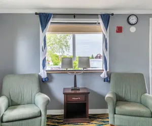 Photo 4 - Super Inn by OYO Lansing MI