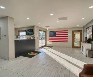 Photo 3 - Super 8 by Wyndham Hot Springs