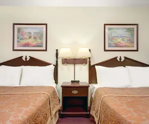 Photo 5 - Super 8 by Wyndham Chaska