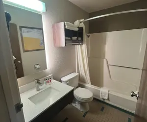 Photo 5 - Mid-Rest Inn