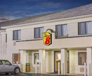 Photo 2 - Super 8 by Wyndham Bedford